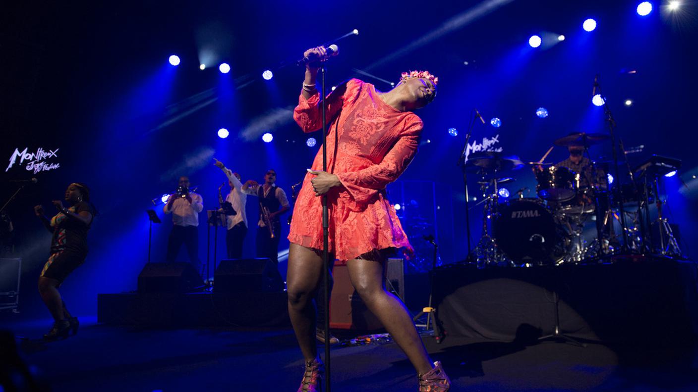 La cantante Liv Warfield con il gruppo The Npg Hornz