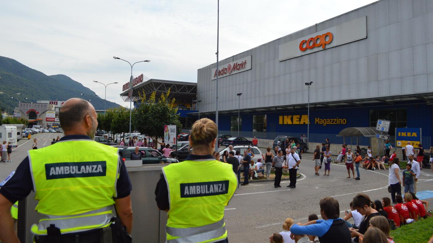 Attesa fuori dal centro commerciale 