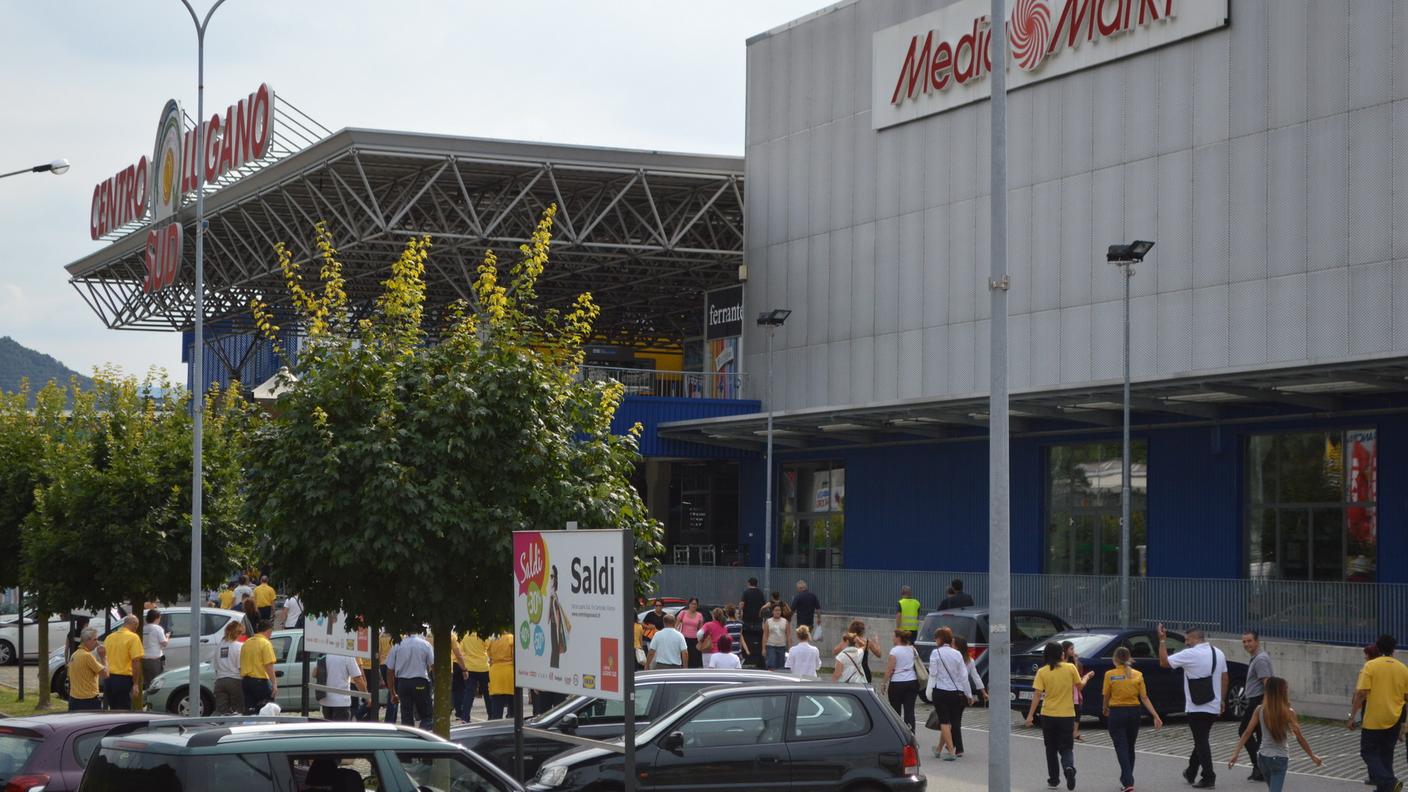 Commesse ed operatori al rientro nei negozi dopo l'allarme