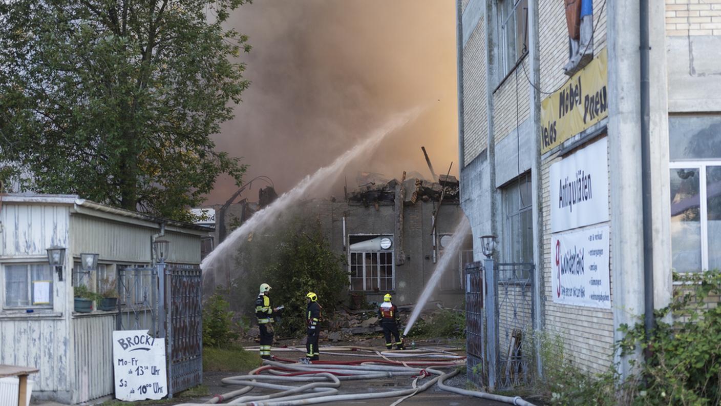 Il fuoco è stato domato grazie al lavoro di oltre 200 pompieri