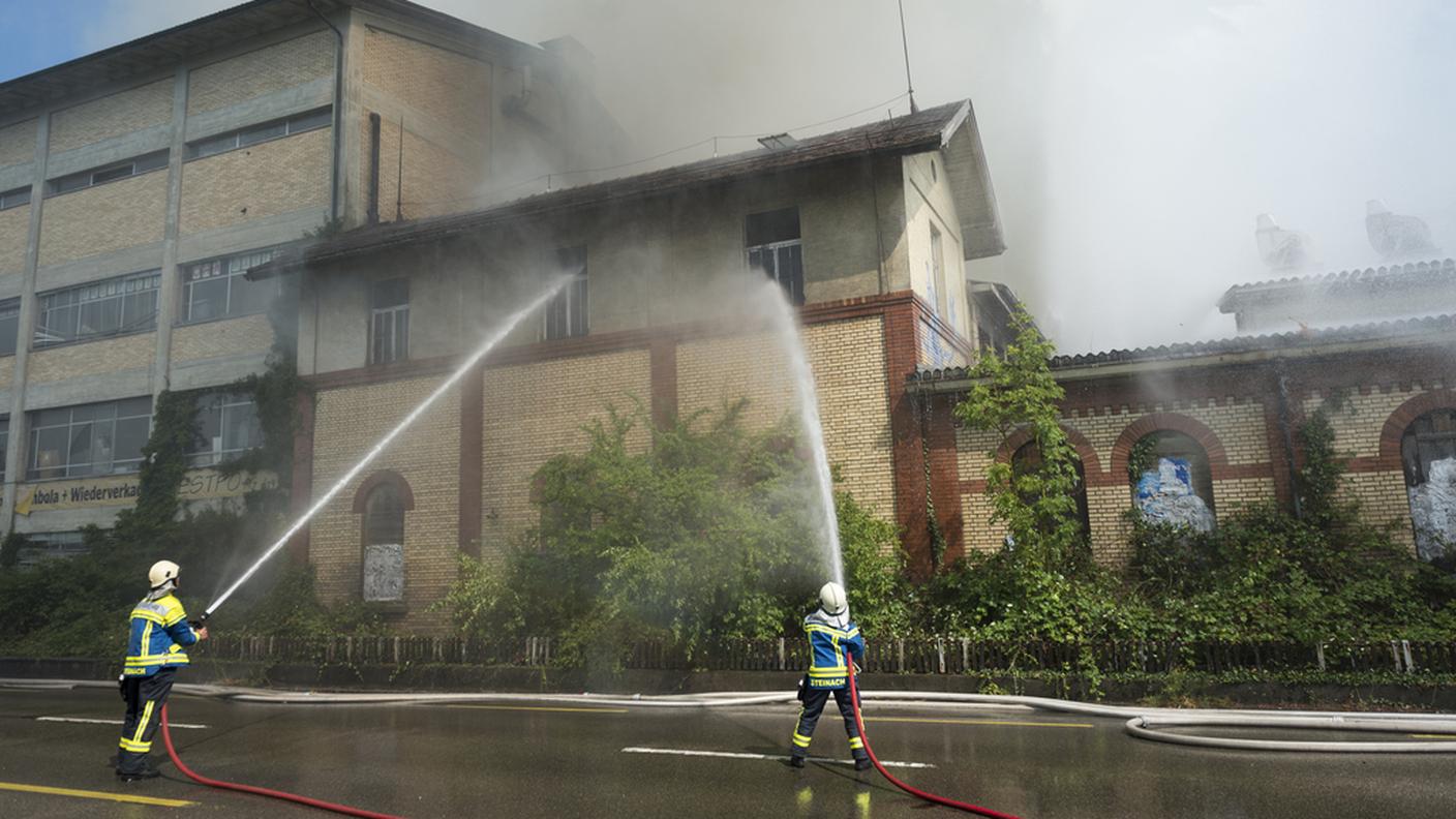Il fuoco è stato domato grazie al lavoro di oltre 200 pompieri