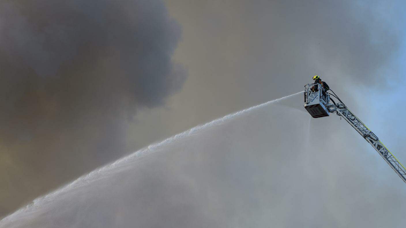 Il fuoco è stato domato grazie al lavoro di oltre 200 pompieri
