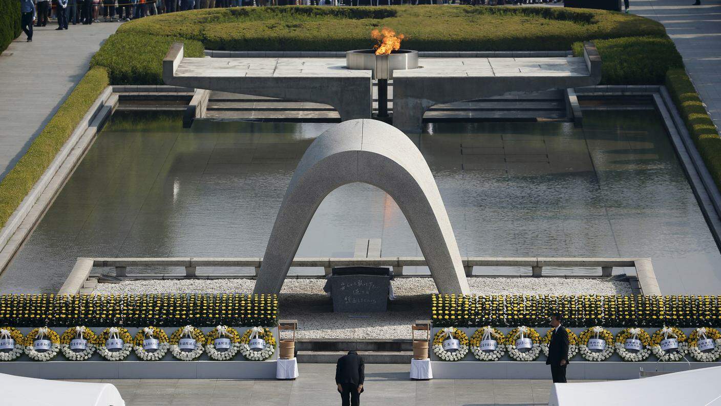 L'inchino di Abe davanti al monumento alle vittime