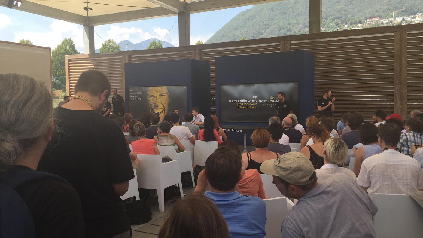 La folla riflette il successo della star