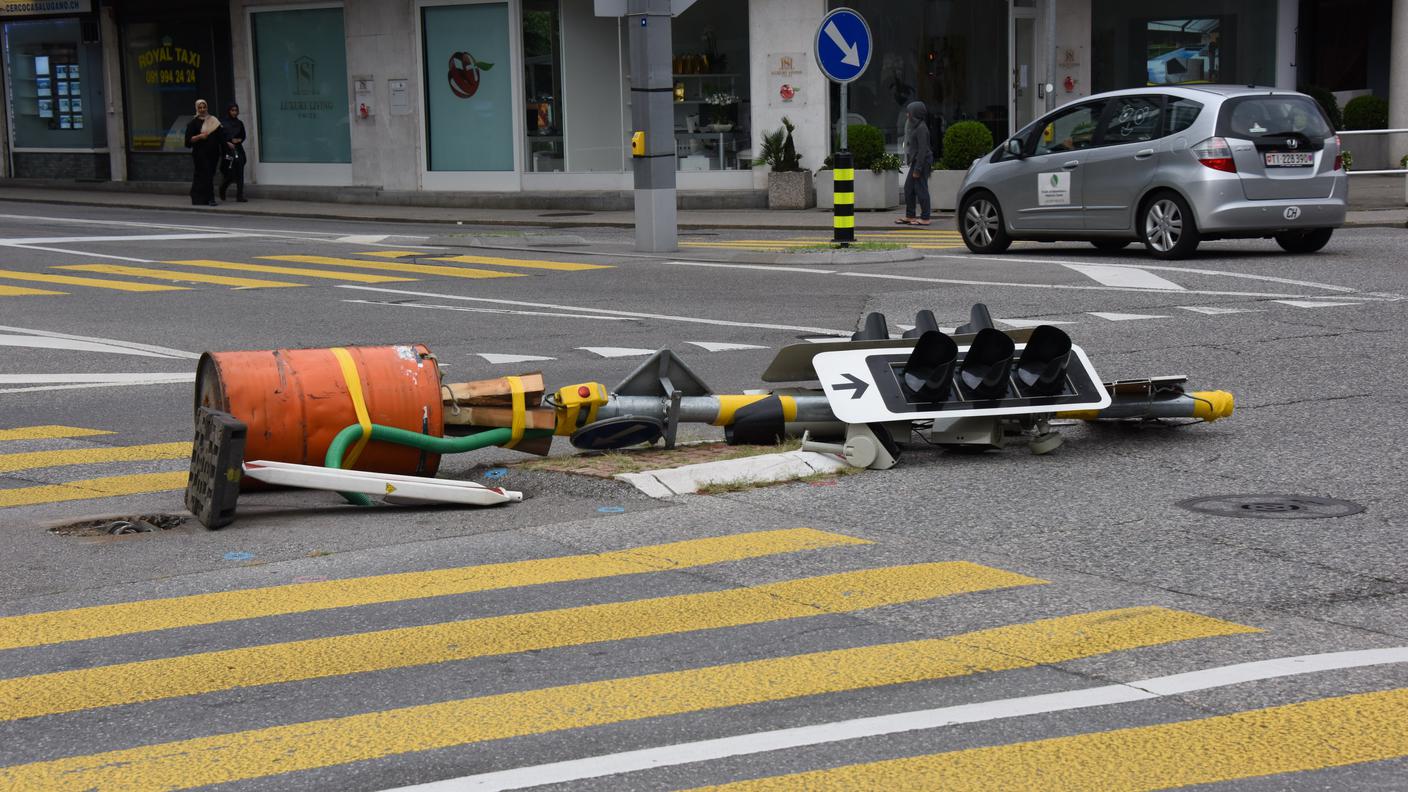 Segnaletica abbattuta dal vento