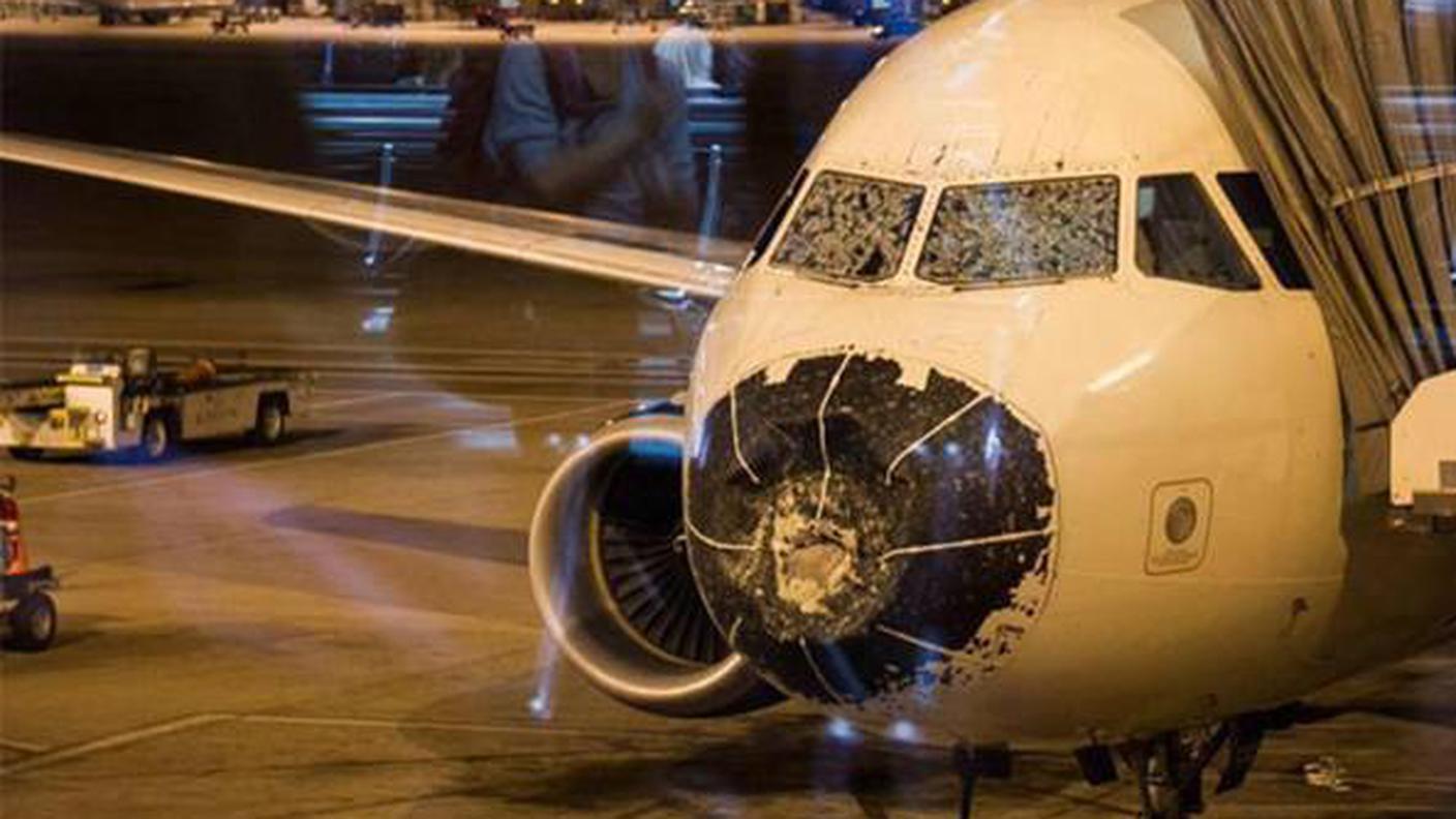 Scheggiati i vetri della cabina di pilotaggio e distrutto il muso del velivolo
