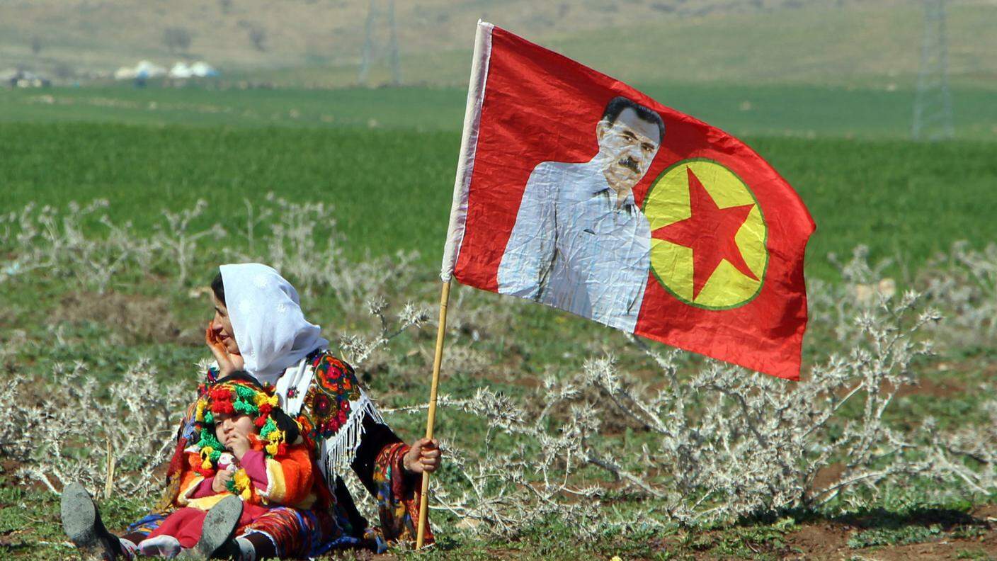 Una donna a Silopi con una bandiera raffigurante Ocalan