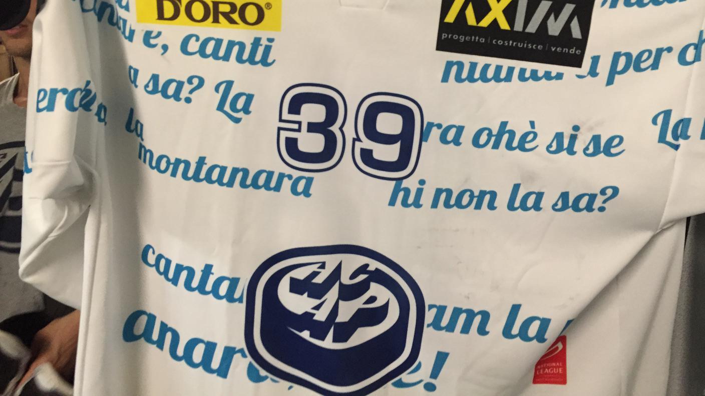 Sulle maglie dell'Ambrì le parole della Montanara