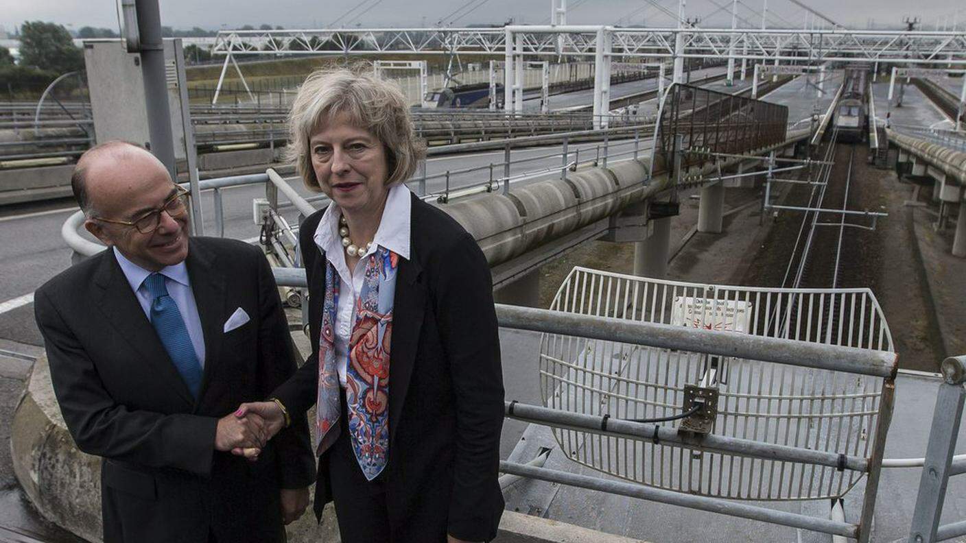 Bernard Cazeneuve e Theresa May nella loro visita a Calais