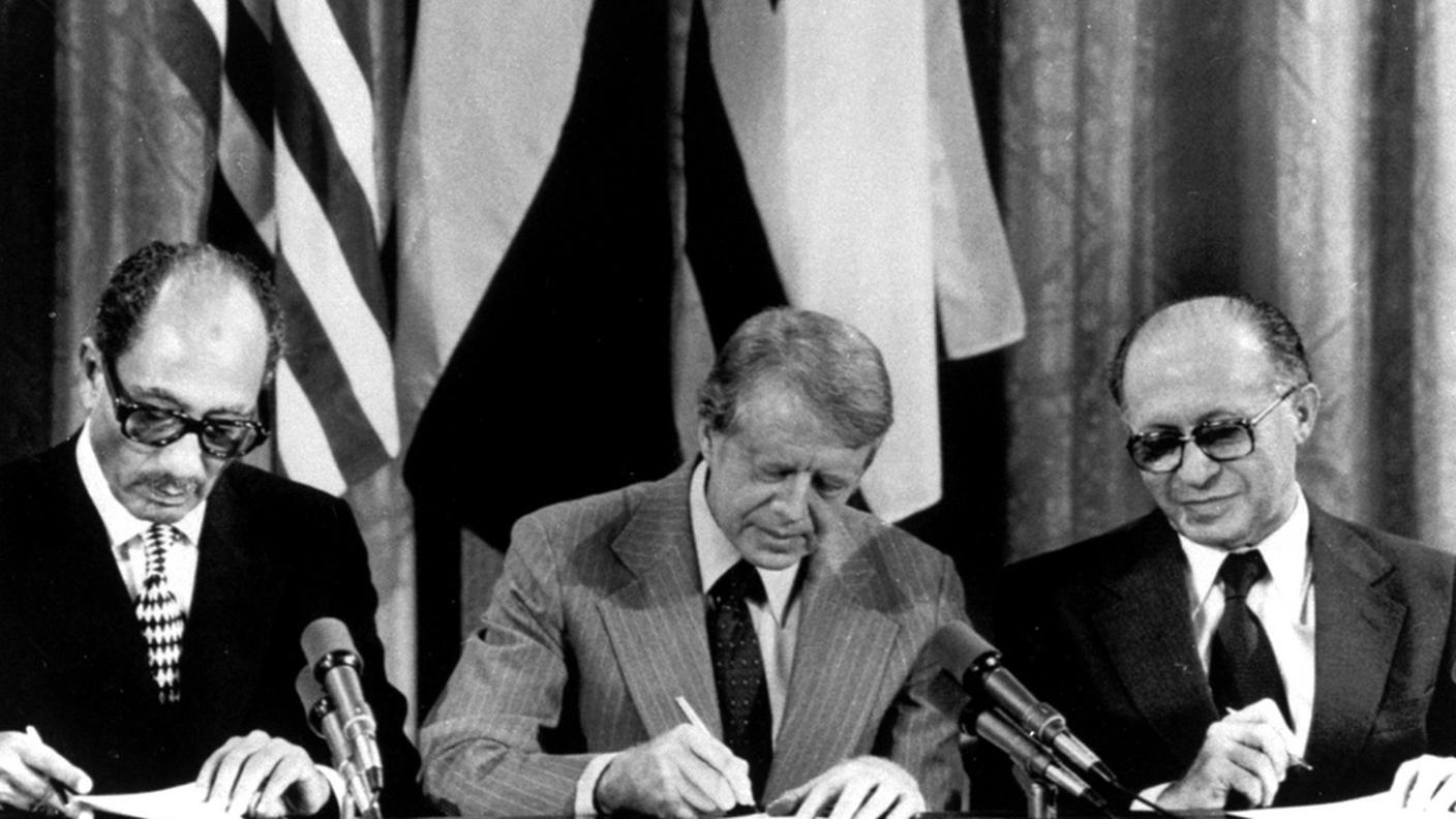 Il momento della firma degli accordi di pace di Camp David