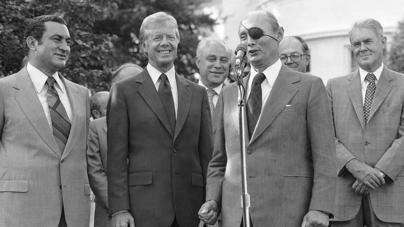 A Camp David per gli accordi israelo-egiziani con Hosni Mubarak (a sinistra) e il ministro degli esteri di Tel Aviv Dayan (a destra)