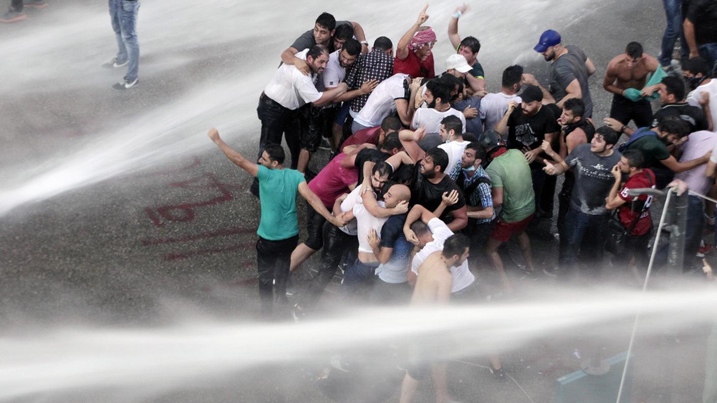 Acqua e lacrimogeni per disperdere la folla