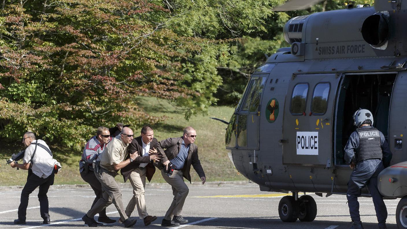 Alcune immagini della messa in sicurezza del finto capo di Stato