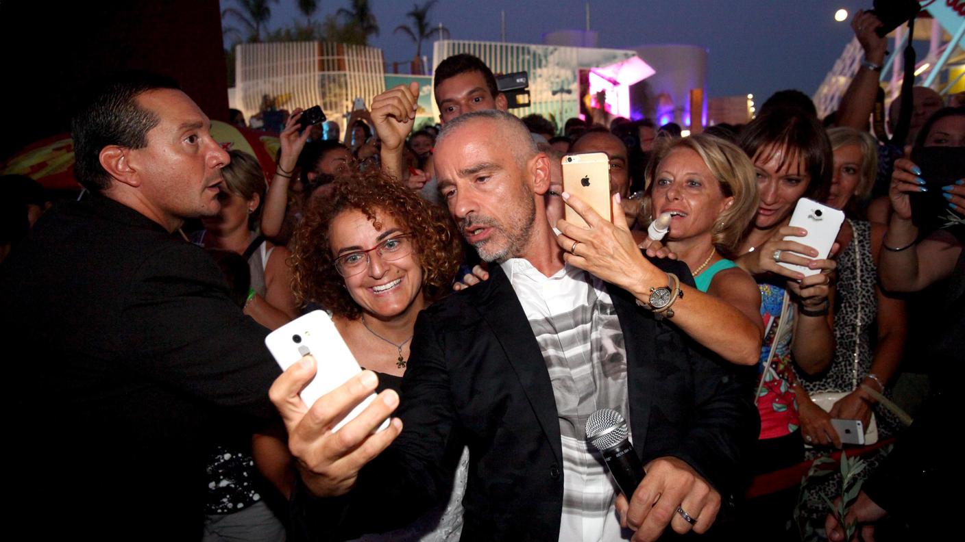 Il cantante ha scattato decine di selfie con i suoi fan