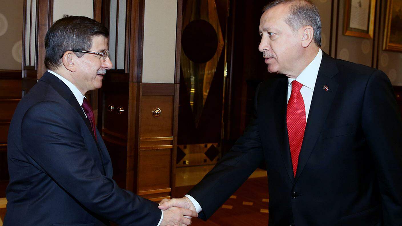 Il presidente Recep Tayyip Erdogan e il primo ministro Ahmet Davutoglu 