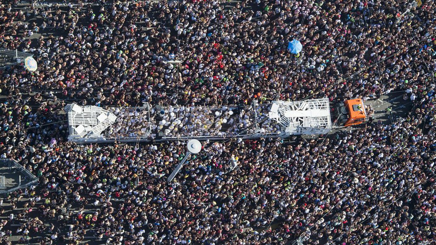 In centinaia di migliaia per le strade 