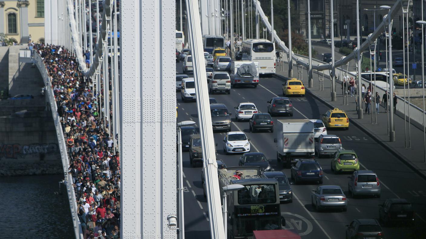 Attraversando il ponte Elisabetta a Budapest