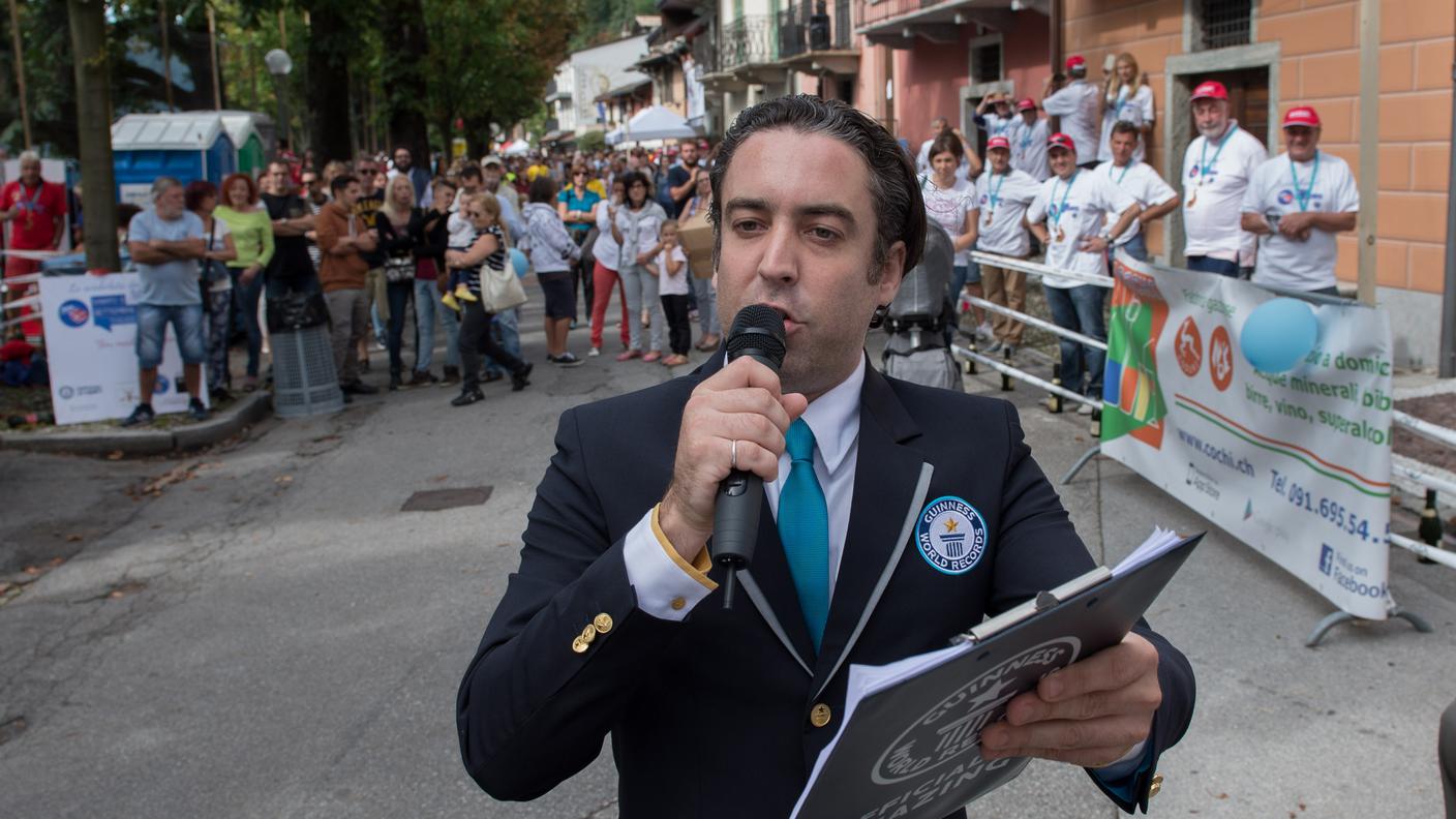 Il giudice del Guinness World Record Jack Brockbank 