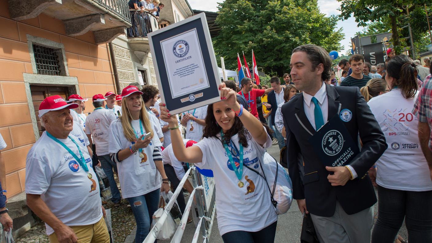 Sciabolata dei Momò: il giudice del Guinness World Record (a destra)