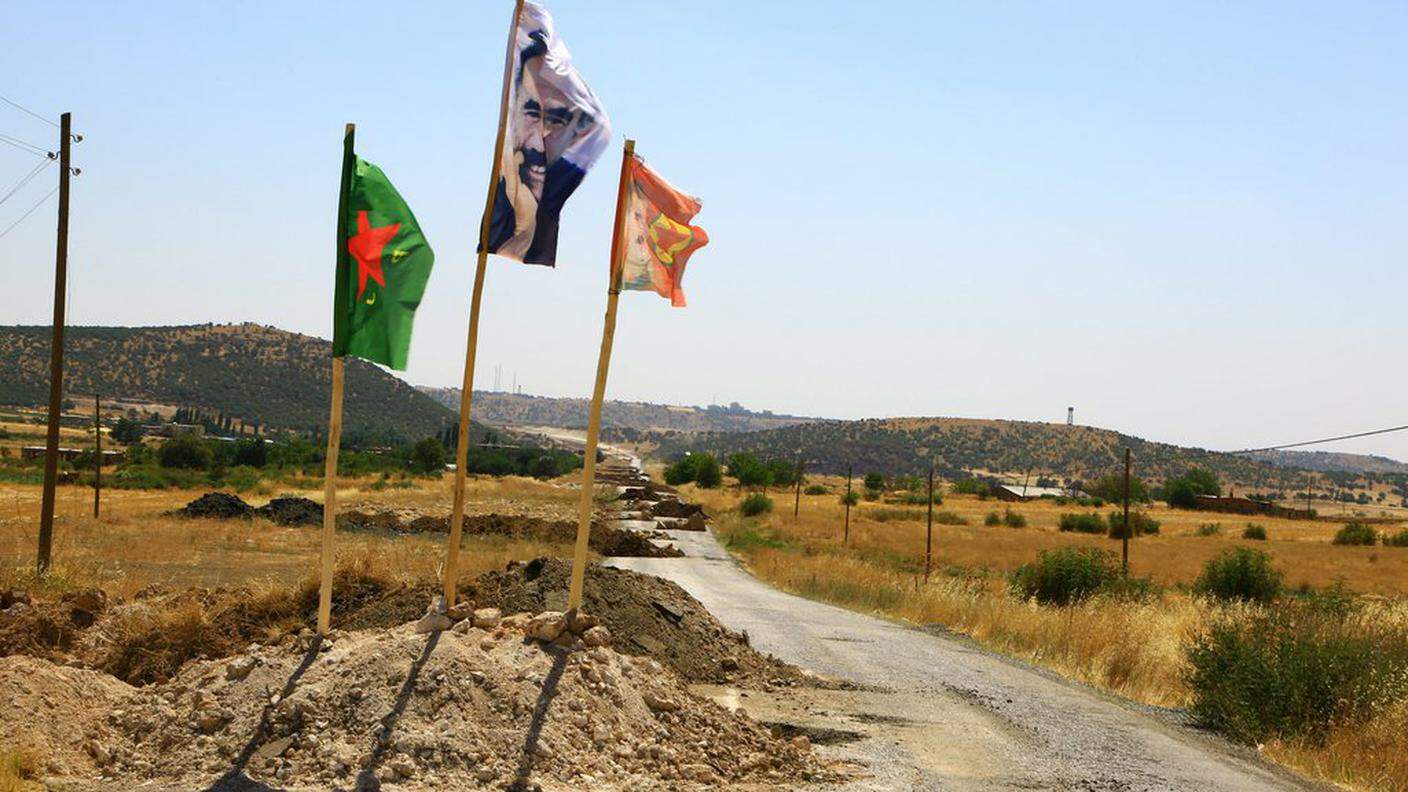 Insegne del PKK a Lice, vicino a Diyarbakir