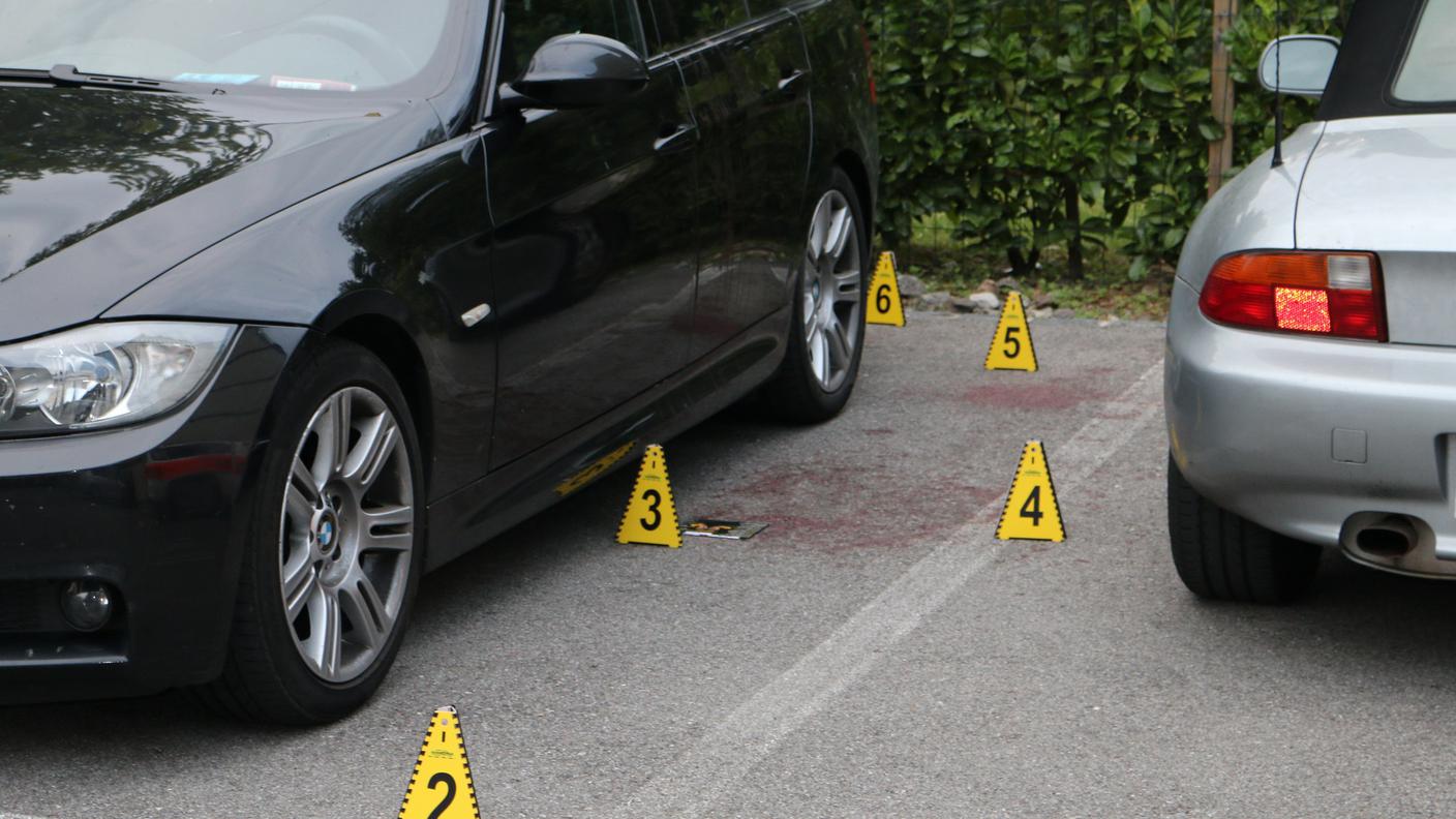 Il parcheggio dove è stato colpito l'uomo