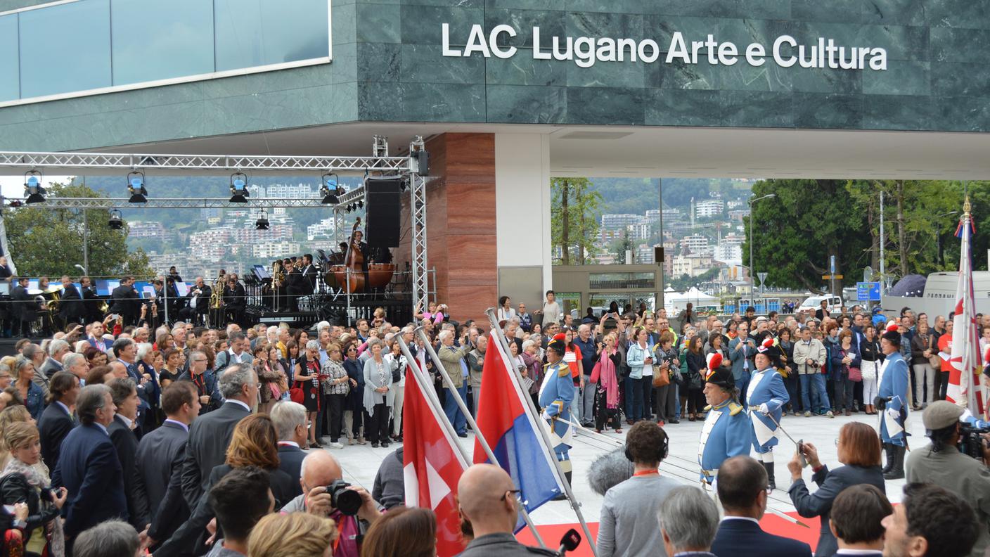 Un pubblico festante ha partecipato alla cerimonia di inaugurazione