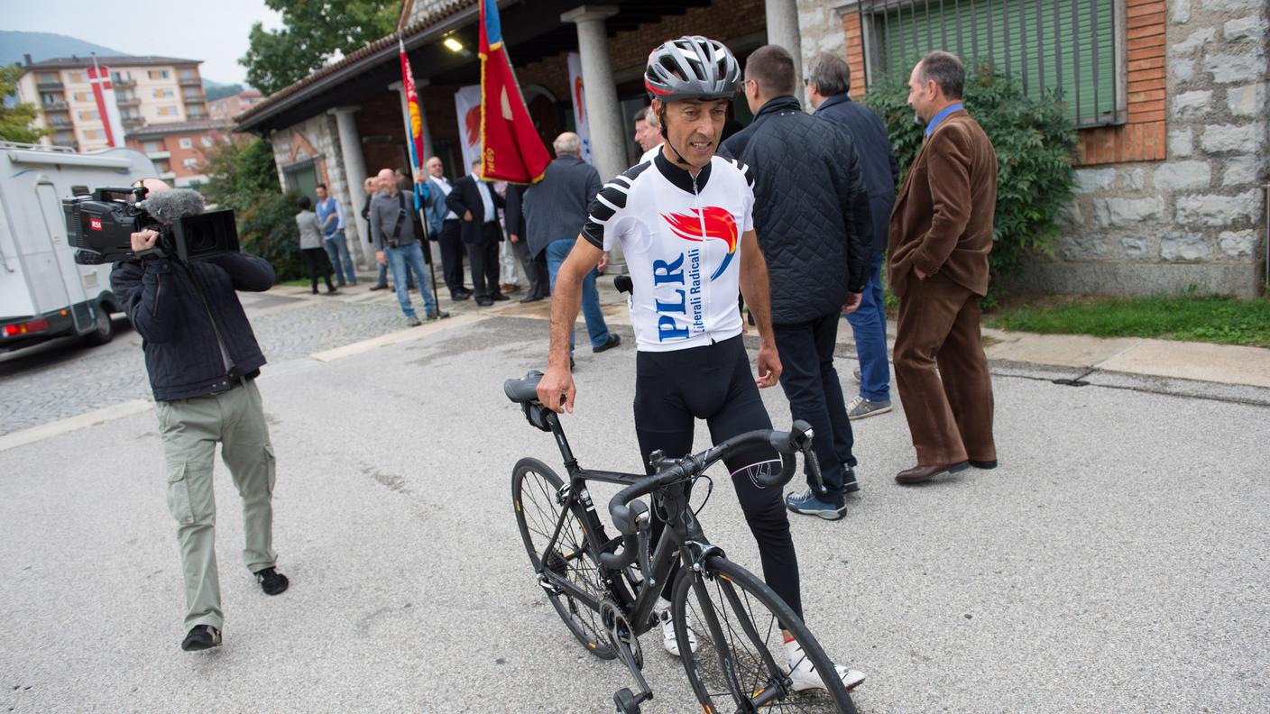 L'arrivo in bicicletta a Mendrisio del presidente Rocco Cattaneo
