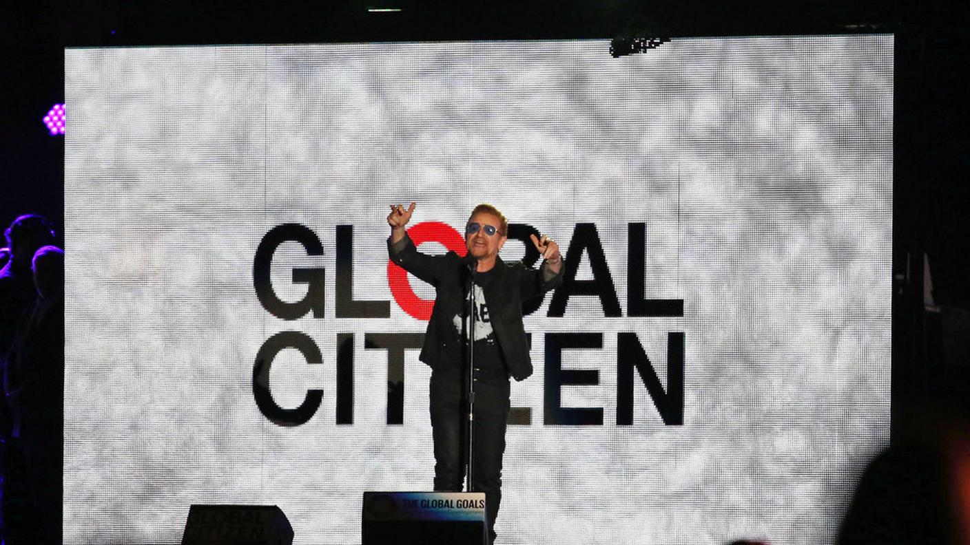 Il cantante Bono degli U2 interviene sul palco del Global Citizen Festival