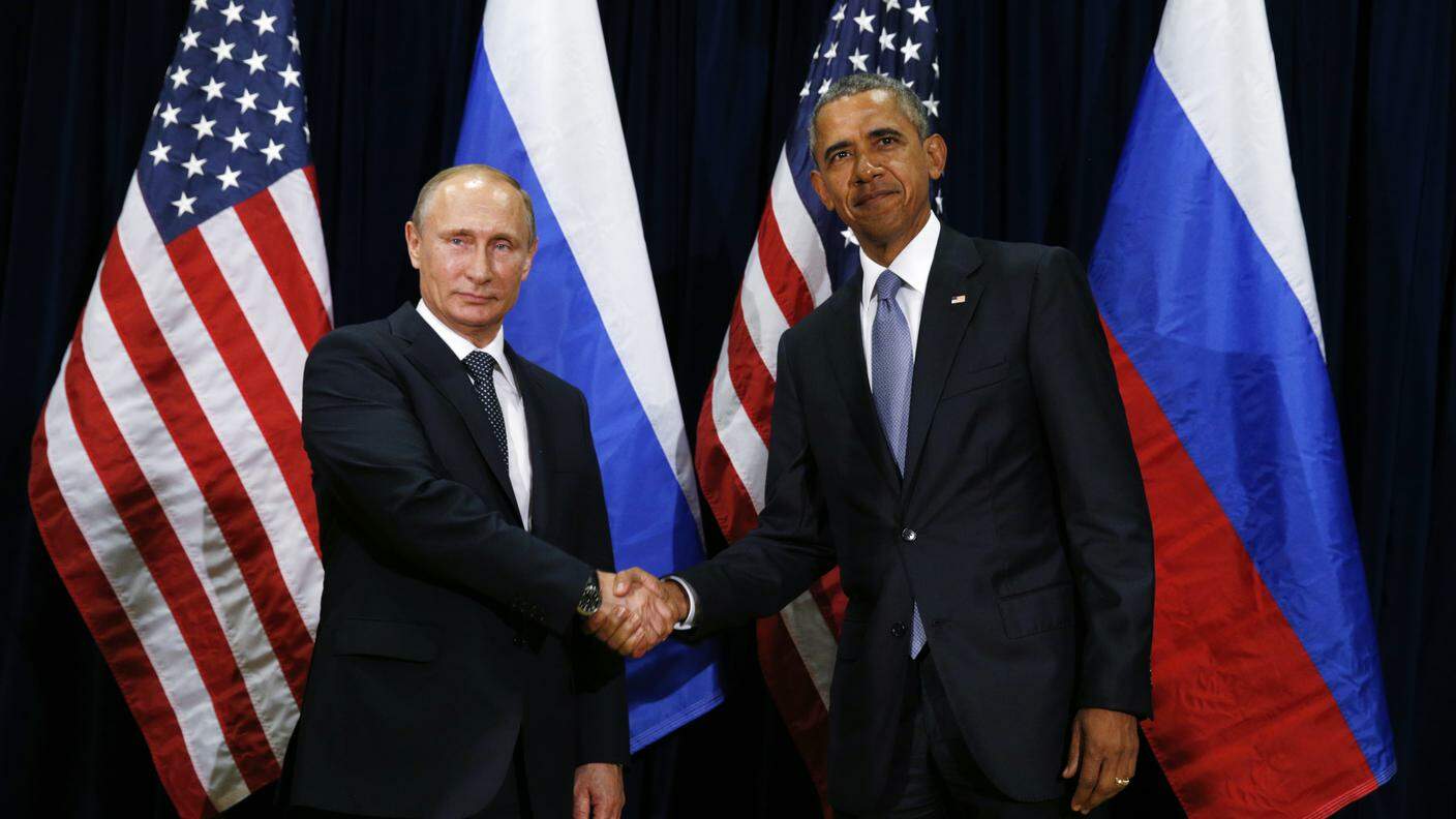 La stretta di mano fra i due presidenti prima dell'incontro ufficiale