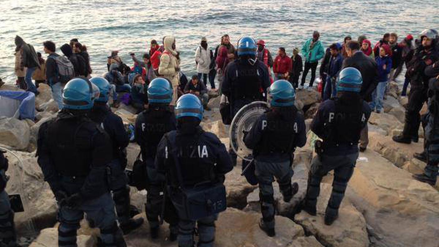 I migranti e gli attivisti si rifugiano sugli scogli