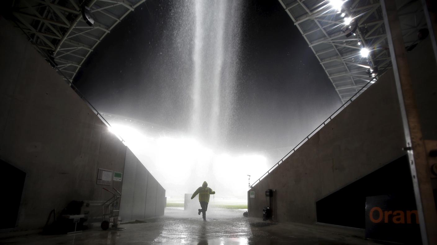 La violenza della pioggia, ieri sera, allo stadio di Nizza