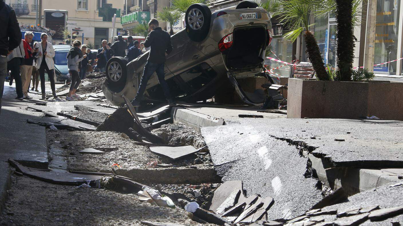 Un'auto ribaltata e il manto stradale distrutto in una via di Cannes