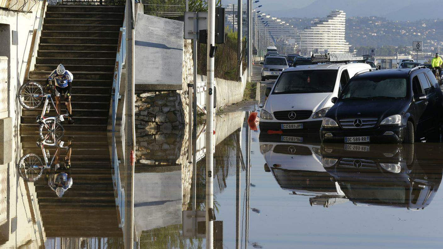 L'impatto delle inondazioni nella località di Biot, dove è giunto Hollande