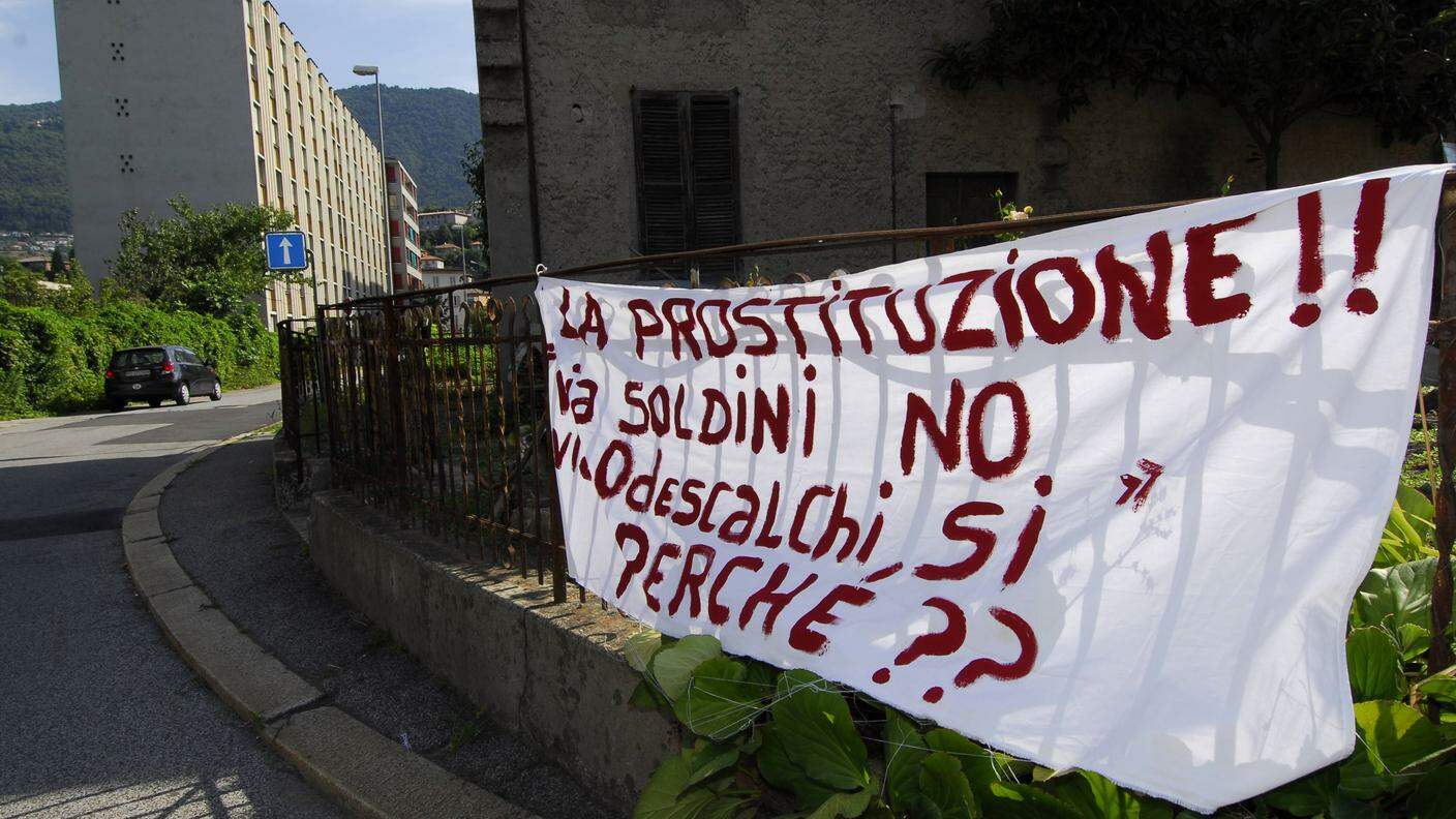 Una protesta contro le prostitute in Via Odescalchi, nel 2006