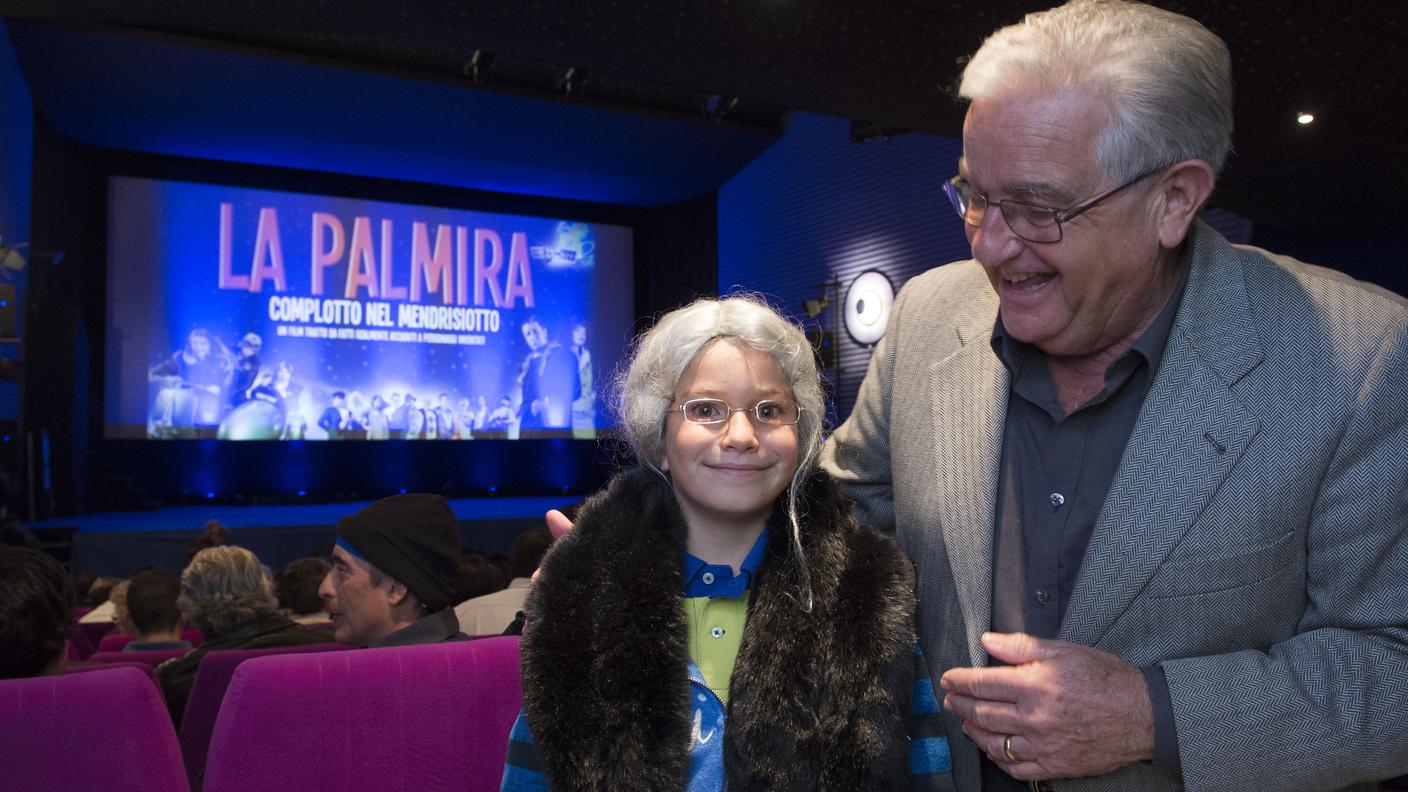 Rodolfo Bernasconi, alias la Palmira, con un giovane fan