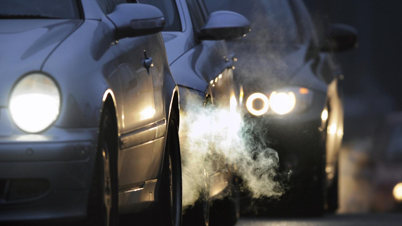 Il fumo delle auto incolonnate