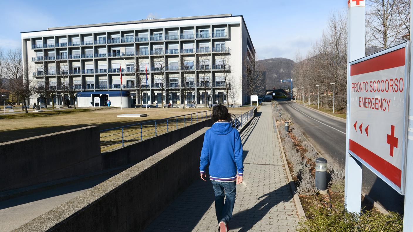 L'esterno dell'ospedale a Mendrisio e l'ingresso del pronto soccorso