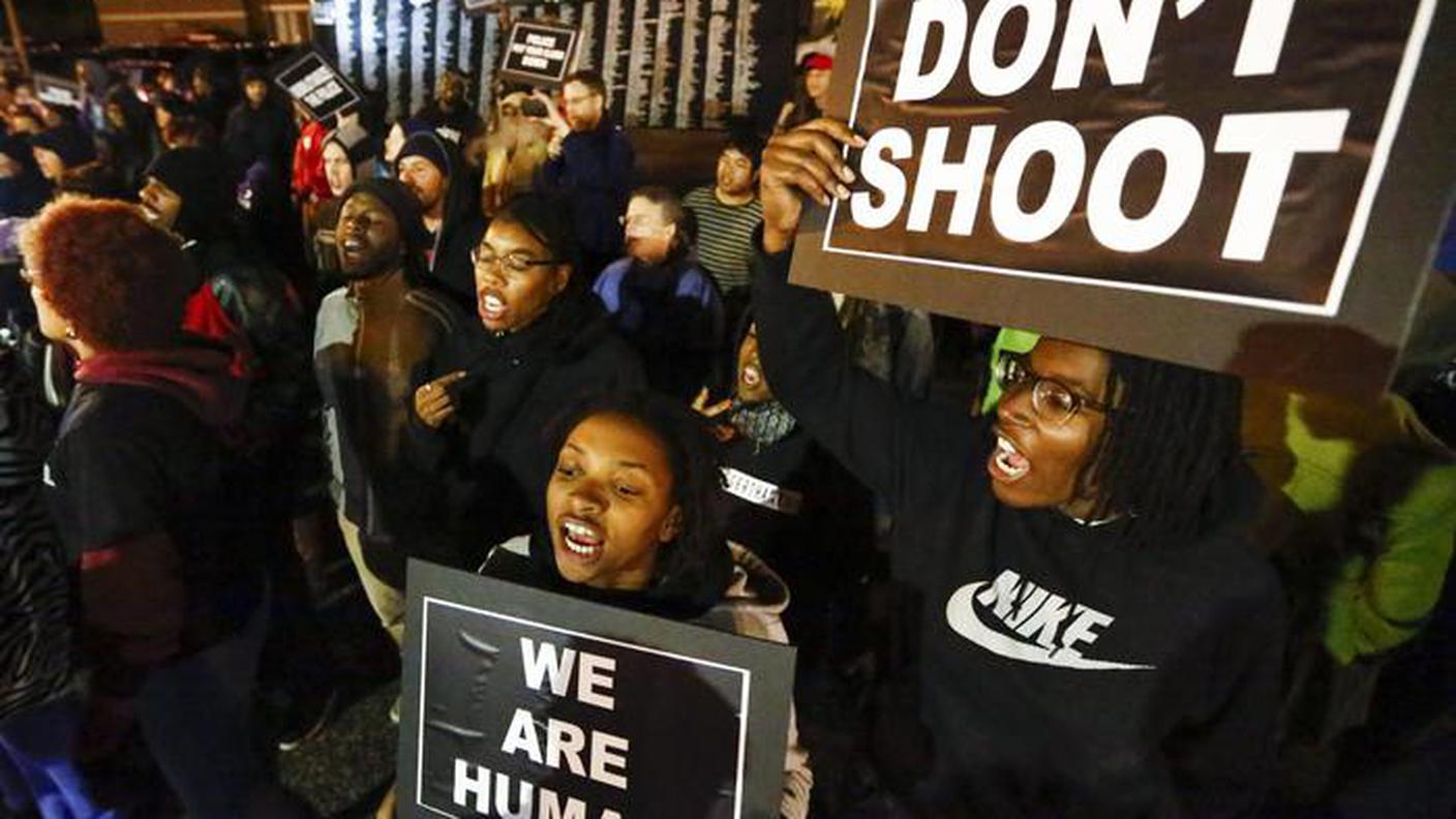 La protesta a Ferguson a un anno dall'uccisione di Michael Brown