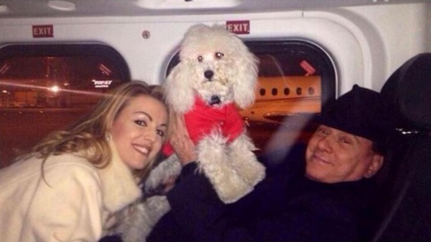 La coppia insieme al loro cane Dudù