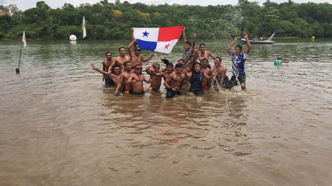 La festa dei sostenitori di Panama canoa