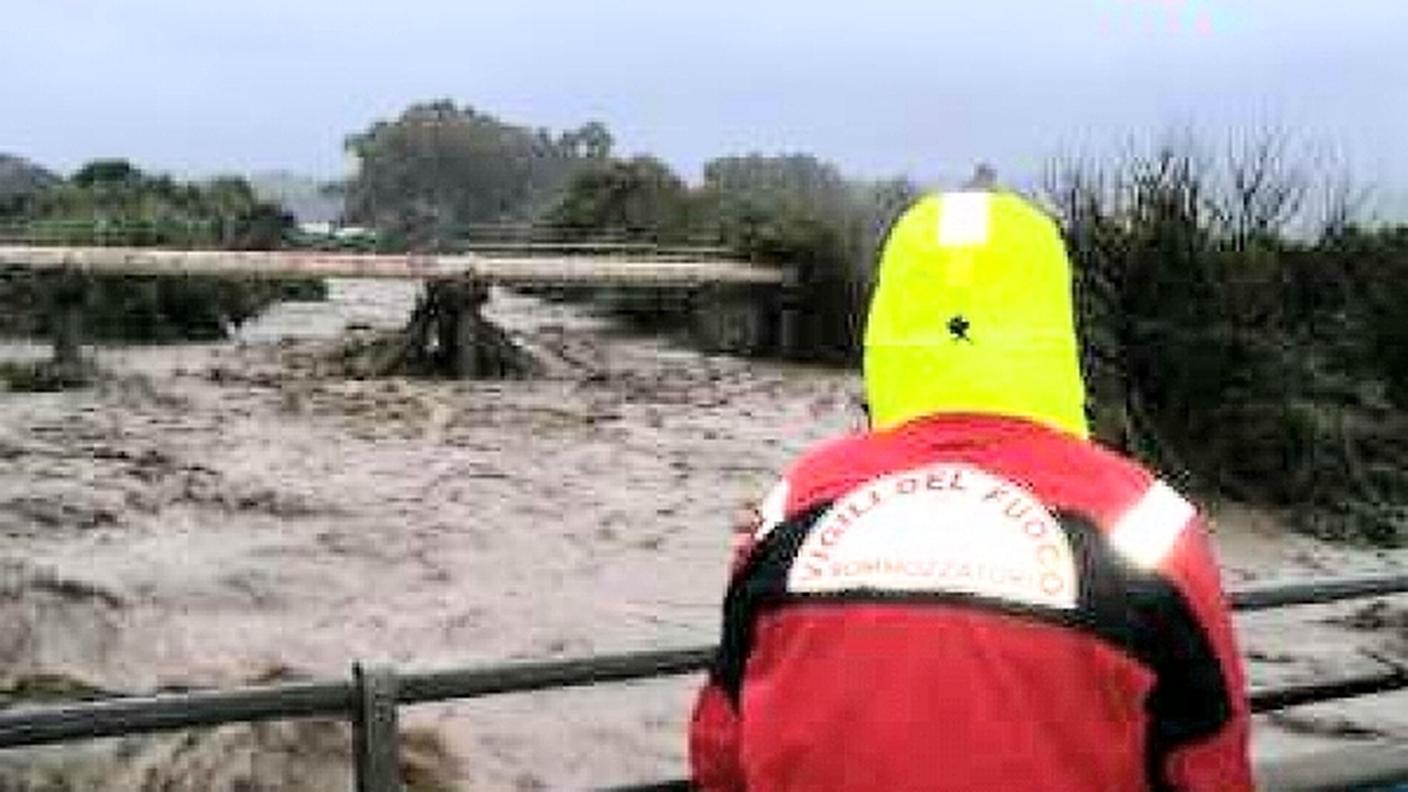 Reggio Calabria, il fiume Ferruzzano straripa e spazza via strada e linea ferroviaria