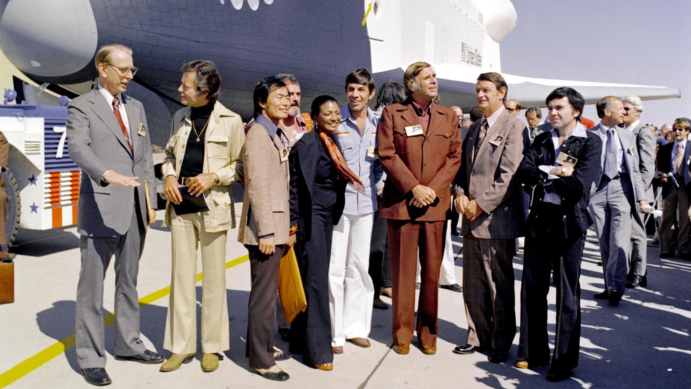 Lo Space Shuttle Enterprise con i membri del cast di Star Trek