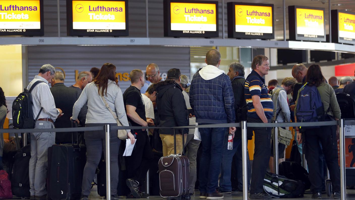 Passeggeri in attesa di informazioni all'aeroporto di Monaco di Baviera