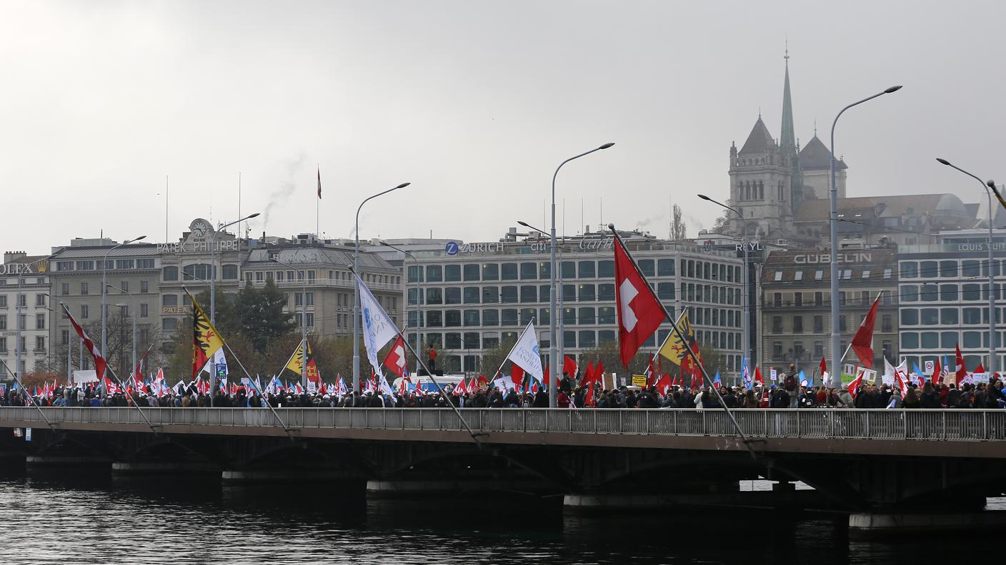 Il corteo dei lavoratori lungo il ponte di Mont-Blanc