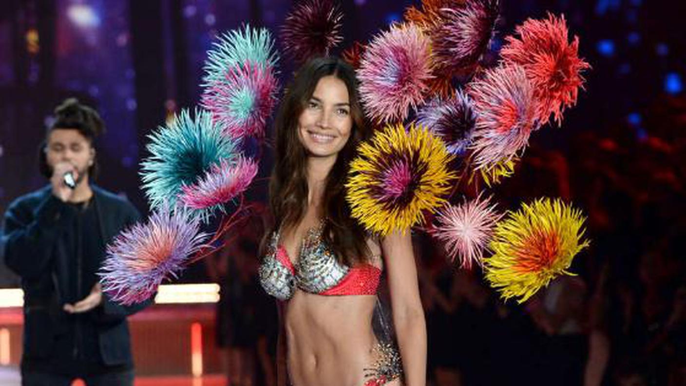 Lily Aldridge con il super reggiseno