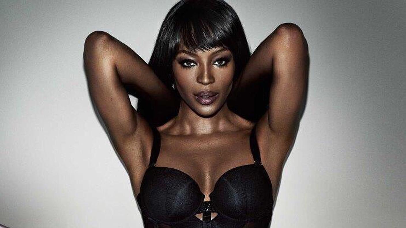 Naomi Campbell in gran forma per la sua linea d'intimo