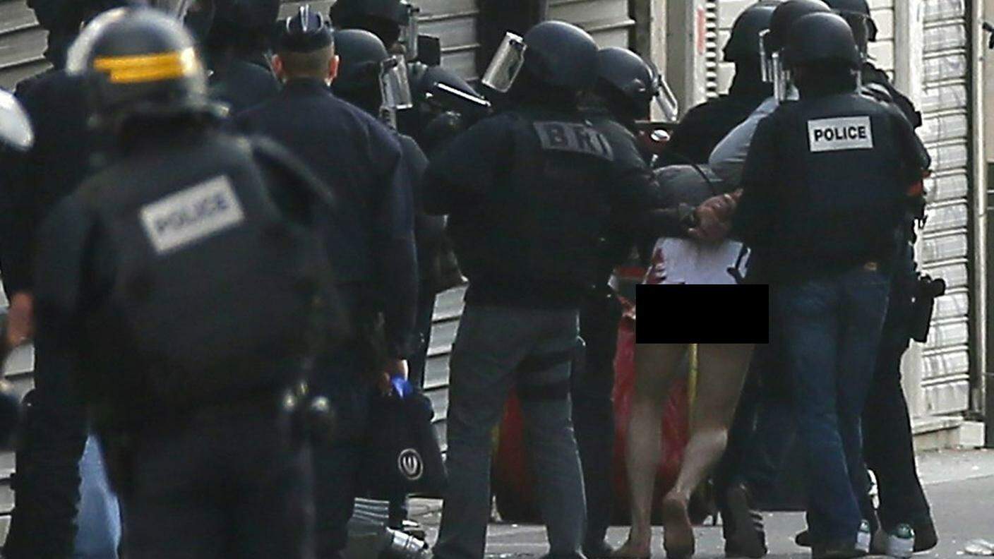 Un uomo viene arrestato nel luogo del raid, mercoledì a Saint-Denis