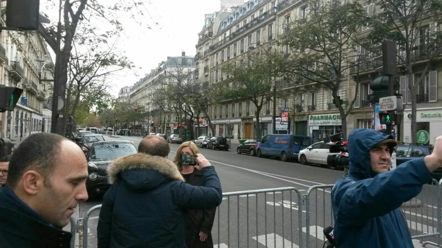 Cronisti e curiosi sul luogo, tra due locali presi di mira: il bistrot Carillon e Le petit Cambodge 