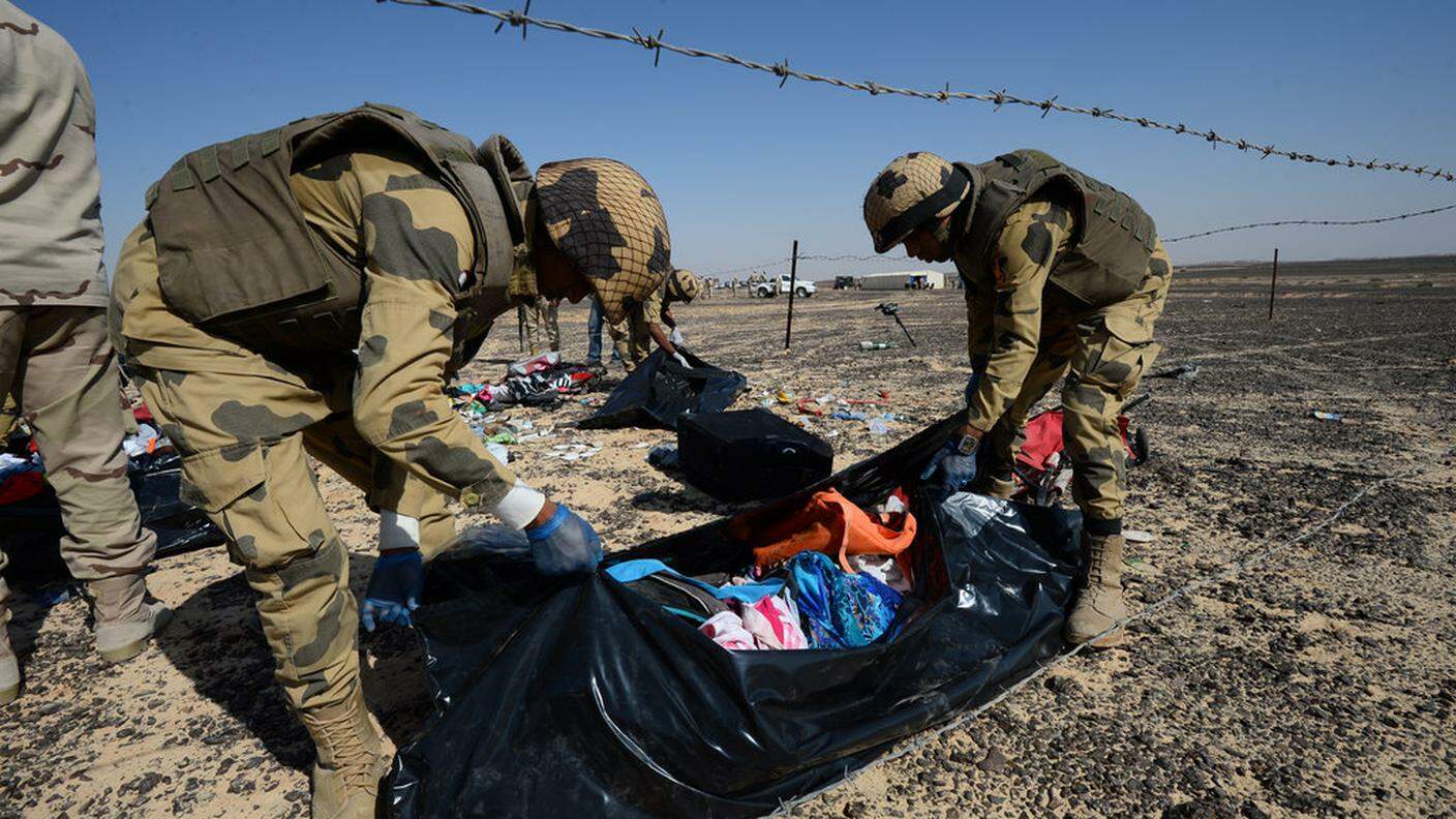 Le autorità egiziane raccolgono i resti dell'aereo russo esploso in Sinai