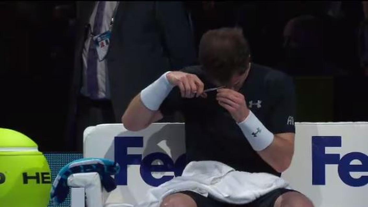 Un'aggiustatina durante il match contro Nadal 